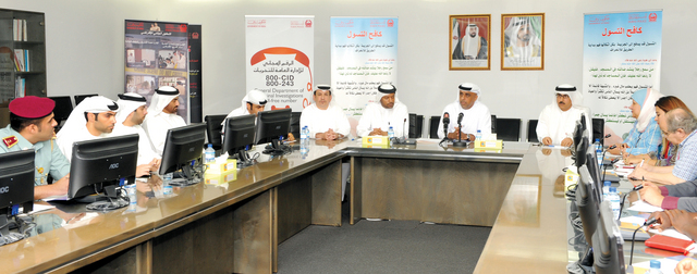 "المنصوري خلال المؤتمر الصحفي لاطلاق حملة ( كافح التسول) من المصدر"