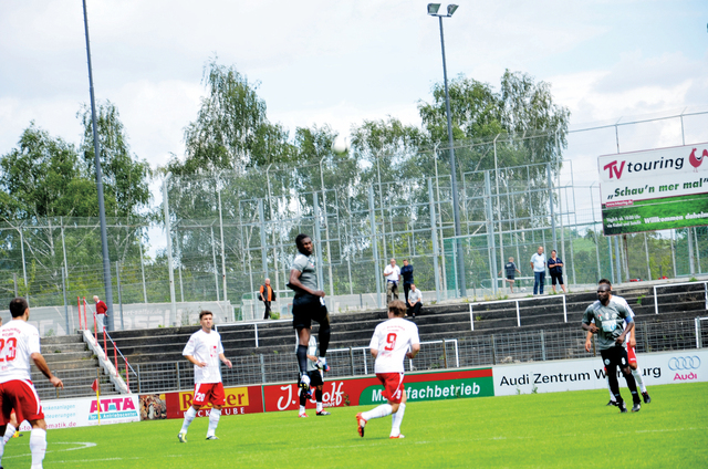 "من مباريات الظفرة في معسكره الخارجي \t من المصدر"