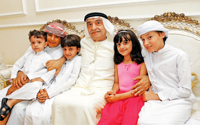 "عبد الرحمن أمين عبد الرحمن الشرفا مع أحفاده \t تصوير - غلام كاكر"