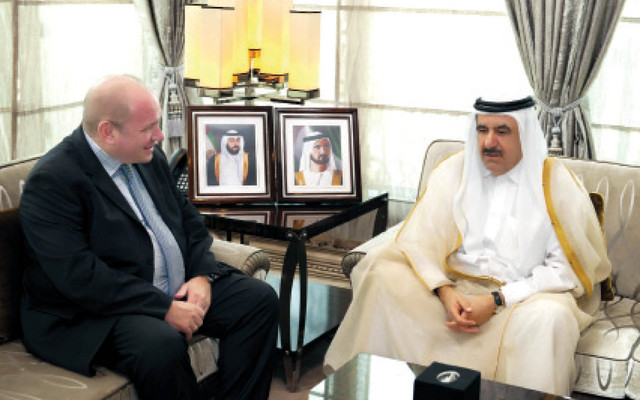 "...ولدى استقباله القنصل البريطاني"