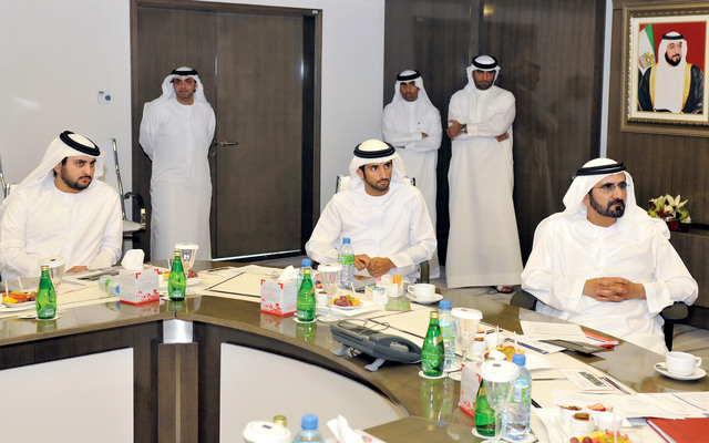 "محمد بن راشد يستمع إلى شرح عن مشاريع «طرق دبي» بحضور حمدان ومكتوم بن محمد\t\t   تصوير  محمد هشام"