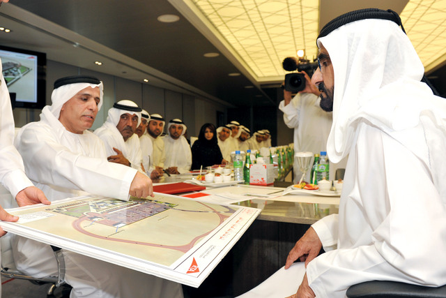 "نائب رئيس الدولة يستمع من مطر الطاير إلى شرح عن مشروعات الهيئة بحضور أحمد بن سعيد"