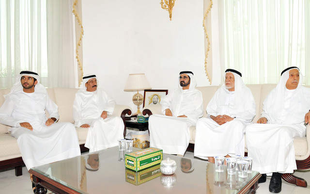 "محمد بن راشد خلال تقديم العزاء لمحمد عبيد الله بحضور حمدان بن محمد وجمعة الماجد ومحمد النابودة وعدد من مسؤولي الدوائر المحلية وجمع من المواطنين\t\t\t تصوير ــ محمد هشام"