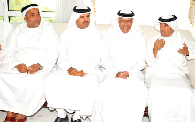 "سعيد بن مكتوم وعدد من المواطنين خلال العزاء"