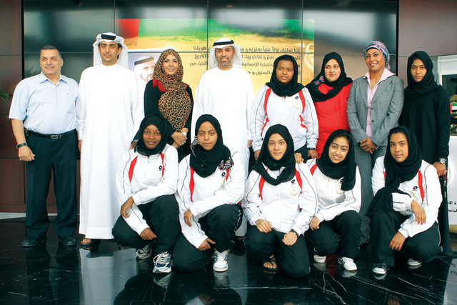 "بن مجرن يتوسط لاعبات رفع الأثقال المشاركات في الأولمبياد تصوير: عماد علاء الدين"