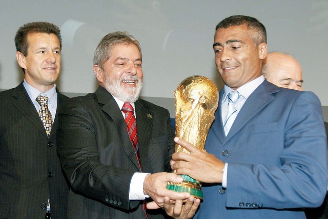 "رئيس البرازيل السابق لولا داسلفا و الكأس و روماريو و دونغا ارشيفية"