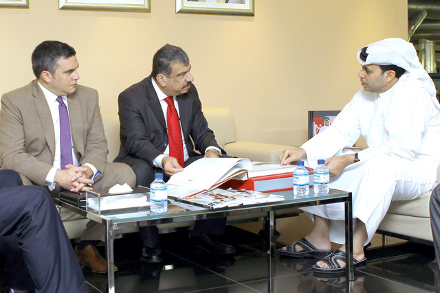 "ظاعن شاهين والملحق الإعلامي وعطا الله حوشان"