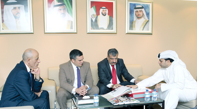 "رئيس التحرير يطلع الملحق الإعلامي الأميركي وعطا الله حوشان على أحد إصدارات البيان عن تاريخ الدولة بحضور رياض مقدادي"