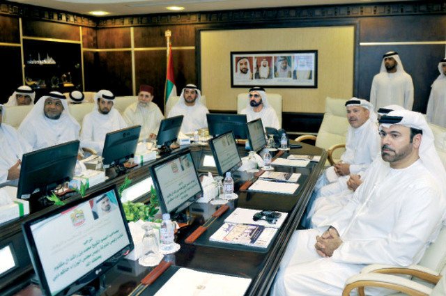 "محمد بن راشد مترئساً اجتماعاً خلال زيارته للهيئة"