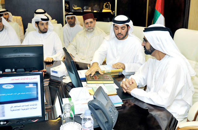 "محمد بن راشد يستمع إلى شرح من المزروعي عن نسخة المصحف التي طبعتها الهيئة"