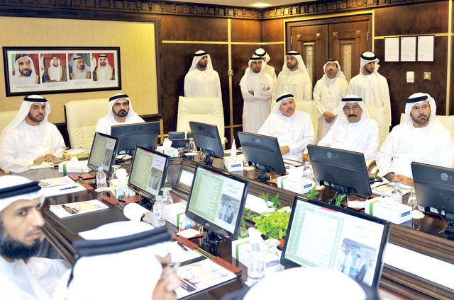 "محمد بن راشد خلال ترؤسه الاجتماع بحضور القرقاوي والفتان والمزروعي والنابودة"