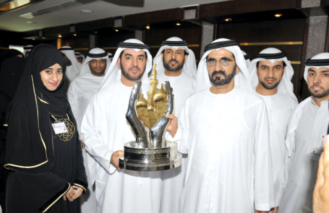 ".. وسموه يتلقى هدية تذكارية من د. حمدان المزروعي تصوير: محمد هشام"