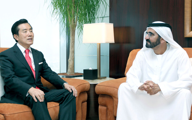 "محمد بن راشد لدى استقباله البروفيسور سوك أوه \tتصوير: خليفة اليوسف"