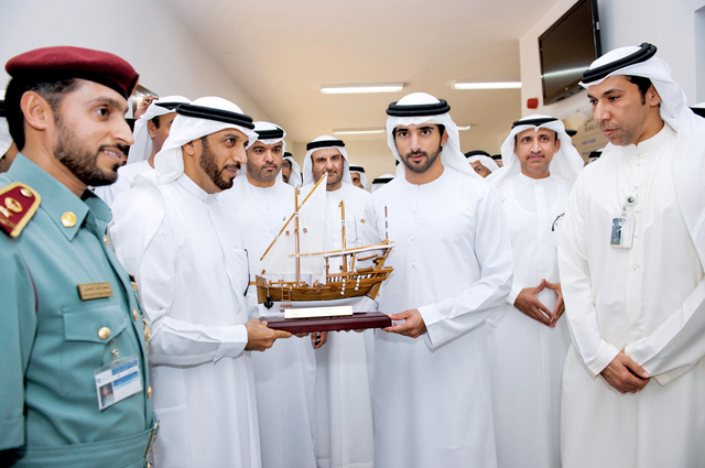 "..وسموه يتسلم من المري هدية تذكارية بحضور محمد الشيباني وعبدالله الشيباني"