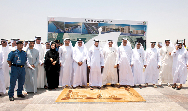 "حمدان بن محمد في لقطة تذكارية أمام مشروع تطوير مرفأ السفن بحضور محمد الشيباني وحسين لوتاه وعبدالله الشيباني.\t وام"