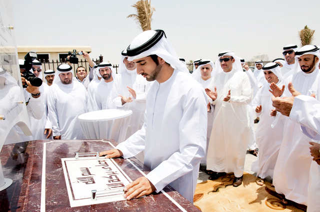 "حمدان بن محمد خلال وضع حجر الأساس لمشروع مرفأ السفن وام"