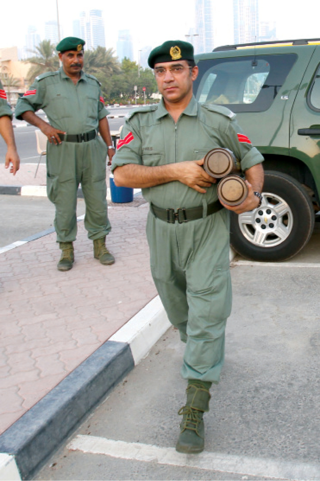 "رجل أمن يحمل قذيفتين بأمان"