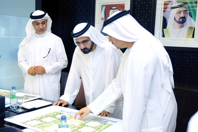 "محمد بن راشد يطالع تصاميم \"قرية العائلة\""