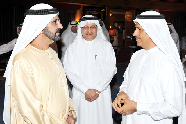 "سموه يتبادل الحديث مع القطامي والمنصوري"