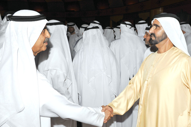"وسموه يصافح ياسر أميري"