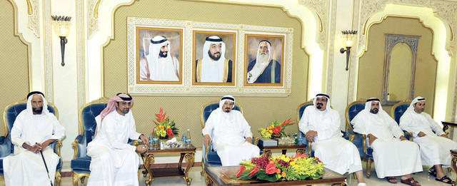 "حاكم عجمان وعمار النعيمي وأعيان الإمارة خلال الاستقبال\tوام"