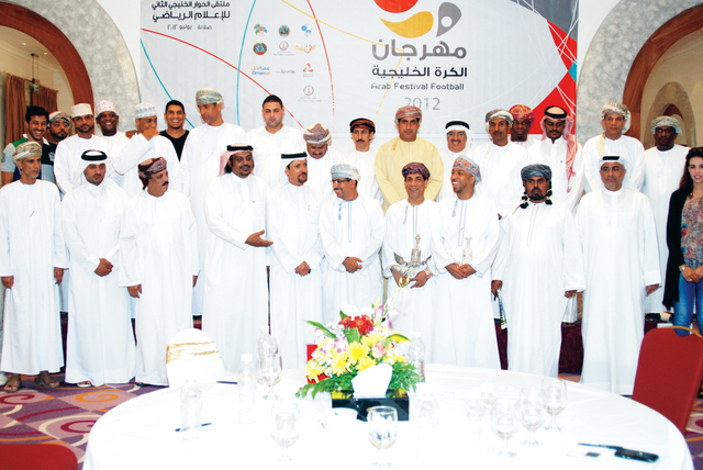 ": وفد الإمارات مع وزير الإعلام العماني وكوكبة من الإعلاميين\t من المصدر"