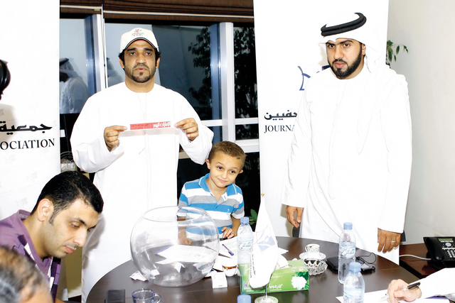 "جانب من مراسم إجراء القرعة \t\tتصوير: عبدالحنان"