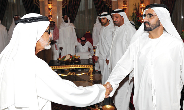 "محمد بن راشد وحمدان ومكتوم بن محمد وسلطان بن خليفة يستقبلون المهنئين"