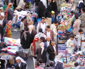 "السوق يعج بالكثيرين والشراء لغة التفاهم الوحيدة"