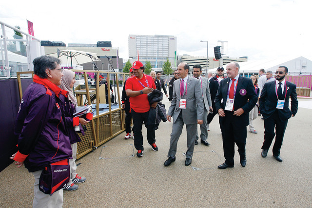 "وفد الإمارات في حفل رفع العلم"