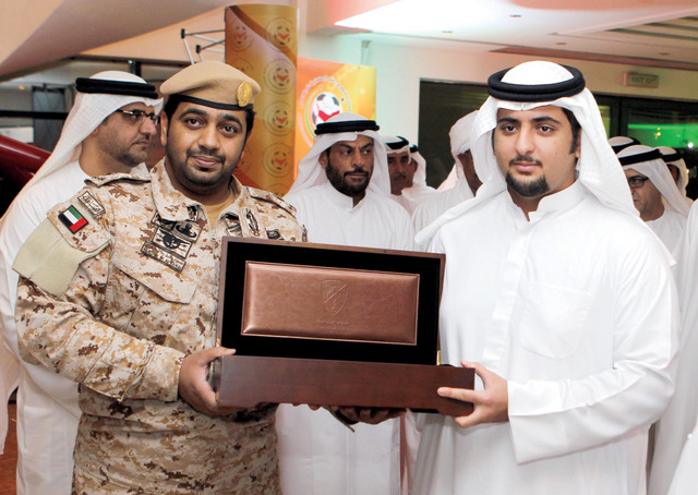 "محمد بن مكتوم يتسلم درع حرس الرئاسة \tتصوير عمران خالد"