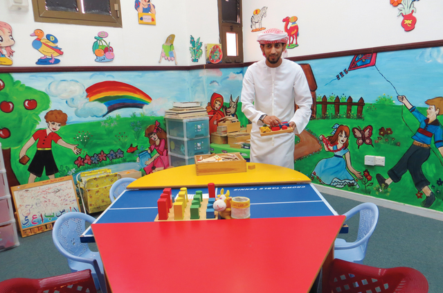"سلطان اليماحي يحضّر أحد الأنشطة في ركن الأطفال بمكتبة كلباء العامة \tالبيان"