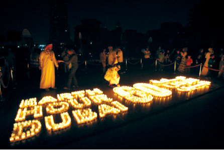 "ساعة الأرض في منطقة برج خليفة أرشيفية"