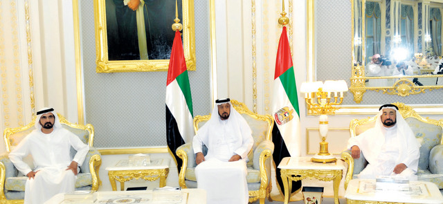 "خليفة خلال استقباله محمد بن راشد وسلطان القاسمي"