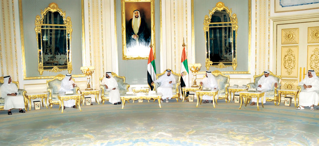 "خليفة لدى استقباله محمد بن راشد وسلطان القاسمي وحميد النعيمي وحمد الشرقي وسعود المعلا وسعود القاسمي وام"