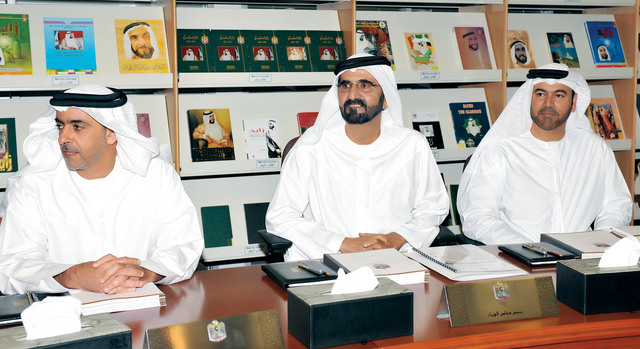 "محمد بن راشد وسيف بن زايد ومحمد القرقاوي خلال الاجتماع"