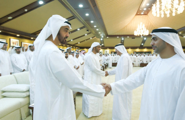 "محمد بن زايد يتلقى التهاني من أحد المواطنين ."
