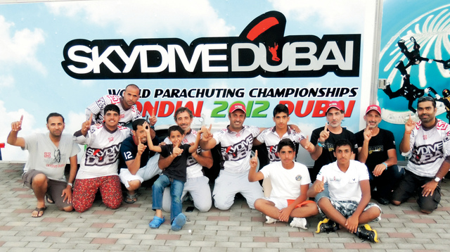 "الزفين يتوسط نجوم فريق سكاي دايف دبي"