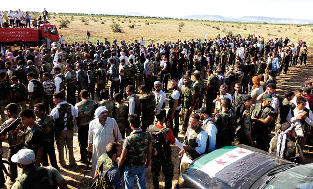 "عناصر من الجيش الحر يحتشدون قرب مدينة حلب استعداداً لخوض معركة مع قوات النظام \tأي. بي. أيه"