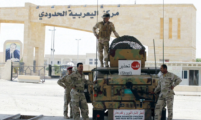 "جنود عراقيون في معبر اليعربية الحدودي مع سوريا \tروبترز"