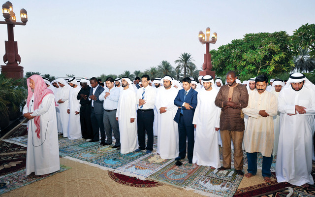 "محمد بن راشد وحمدان بن محمد ومحمد بن حمد الشرقي وماجد وأحمد بن محمد يؤدون صلاة المغرب"