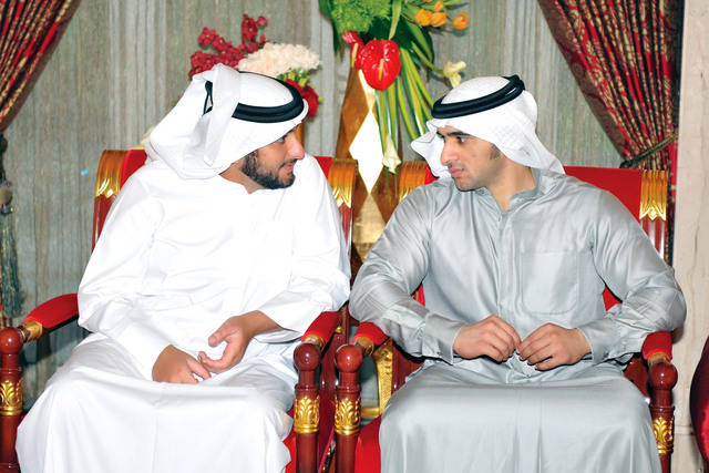 "راشد وأحمد بن محمد يتبادلان الحديث"