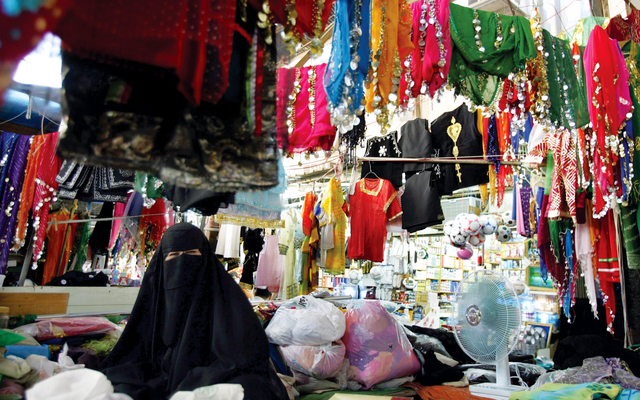 "ملبوسات متعددة الأوان مختلفة الاشكال"