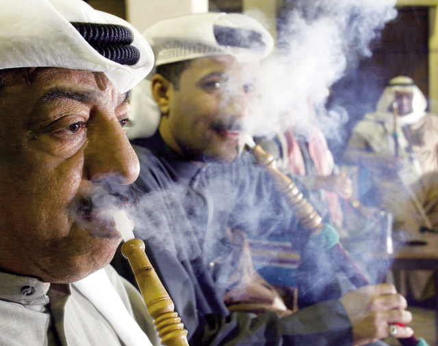 "مقاهي السوق تعج بالكثيرين والدخان يغطي سماء المكان"