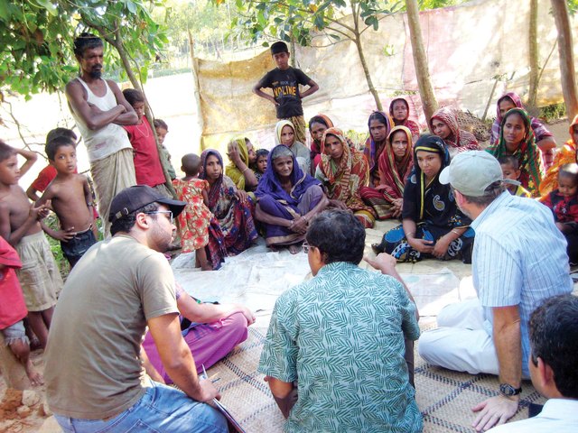 "لقاءات مسؤولين من دبي العطاء مع أسر مستفيدة\t\t\t (من المصدر)"