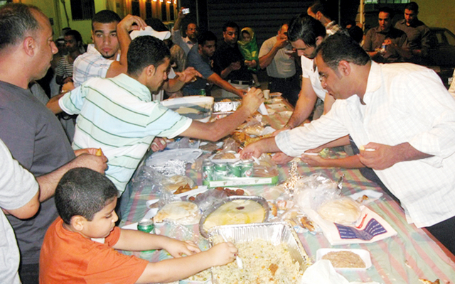 "موائد الرحمن سمة مميزة لرمضان في الصعيد"