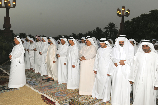 "نائب رئيس الدولة يؤدي الصلاة مع حاكمي أم القيوين ورأس الخيمة وأولياء العهود ونواب الحكام وهزاع بن زايد وأحمد بن سعيد"