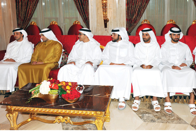 "منصور وعبدالله بن زايد وراشد وأحمد ومنصور بن محمد خلال اللقاء"