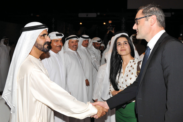 "نائب رئيس الدولة يصافح إعلاميين بحضور القمزي والفتان"