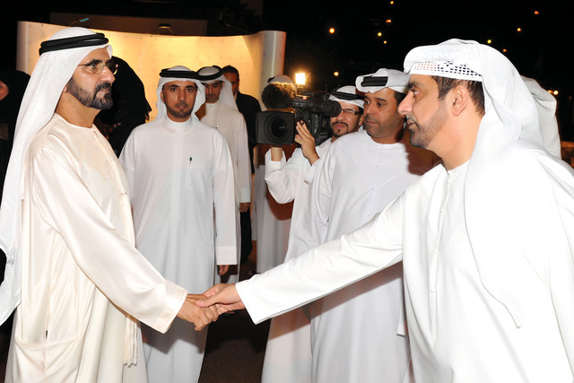 "..وسموه يصافح خليفة بن دراي بحضور علي شهدور وسلطان السبوسي"